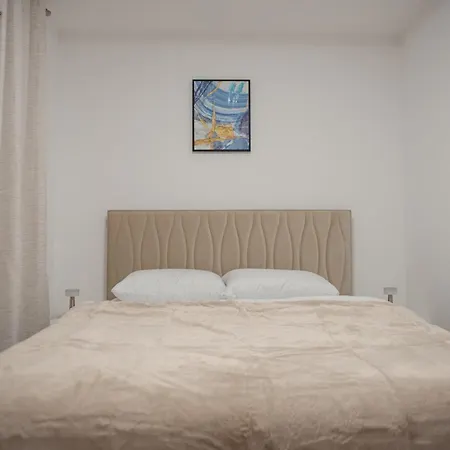 Phenix Lux Parking Free 3* Podgorica